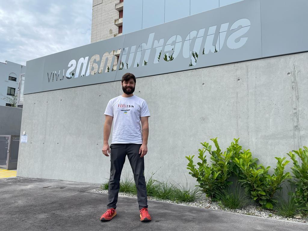 马特里 poses in front of the Superhumans clinic in Lviv