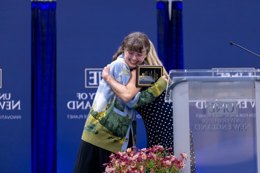 student hugging factually member 2024年大学奖项