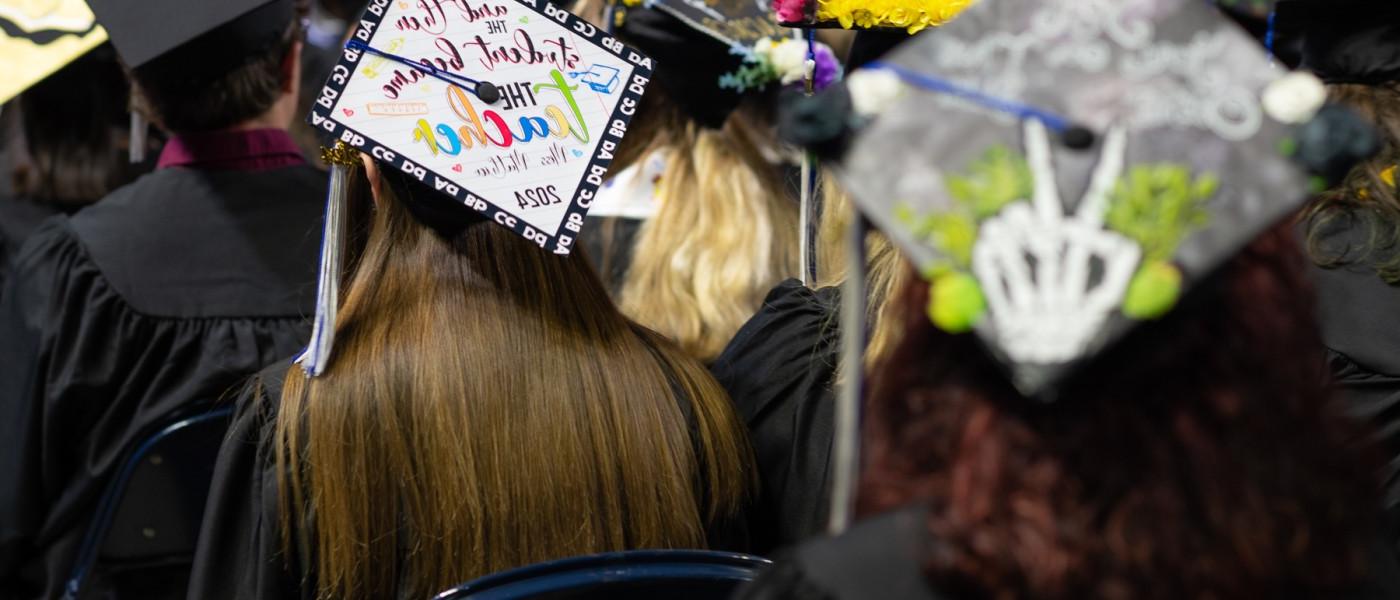 毕业生帽的背影照 
