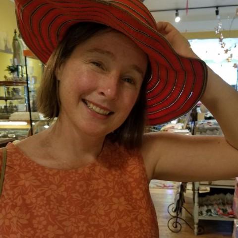 苏珊·麦克休戴着一顶红帽子