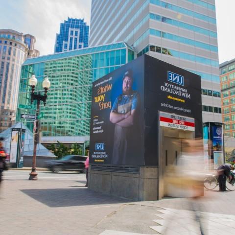 在马萨诸塞州波士顿市中心的地铁入口，一则正规澳门赌场网络的广告.